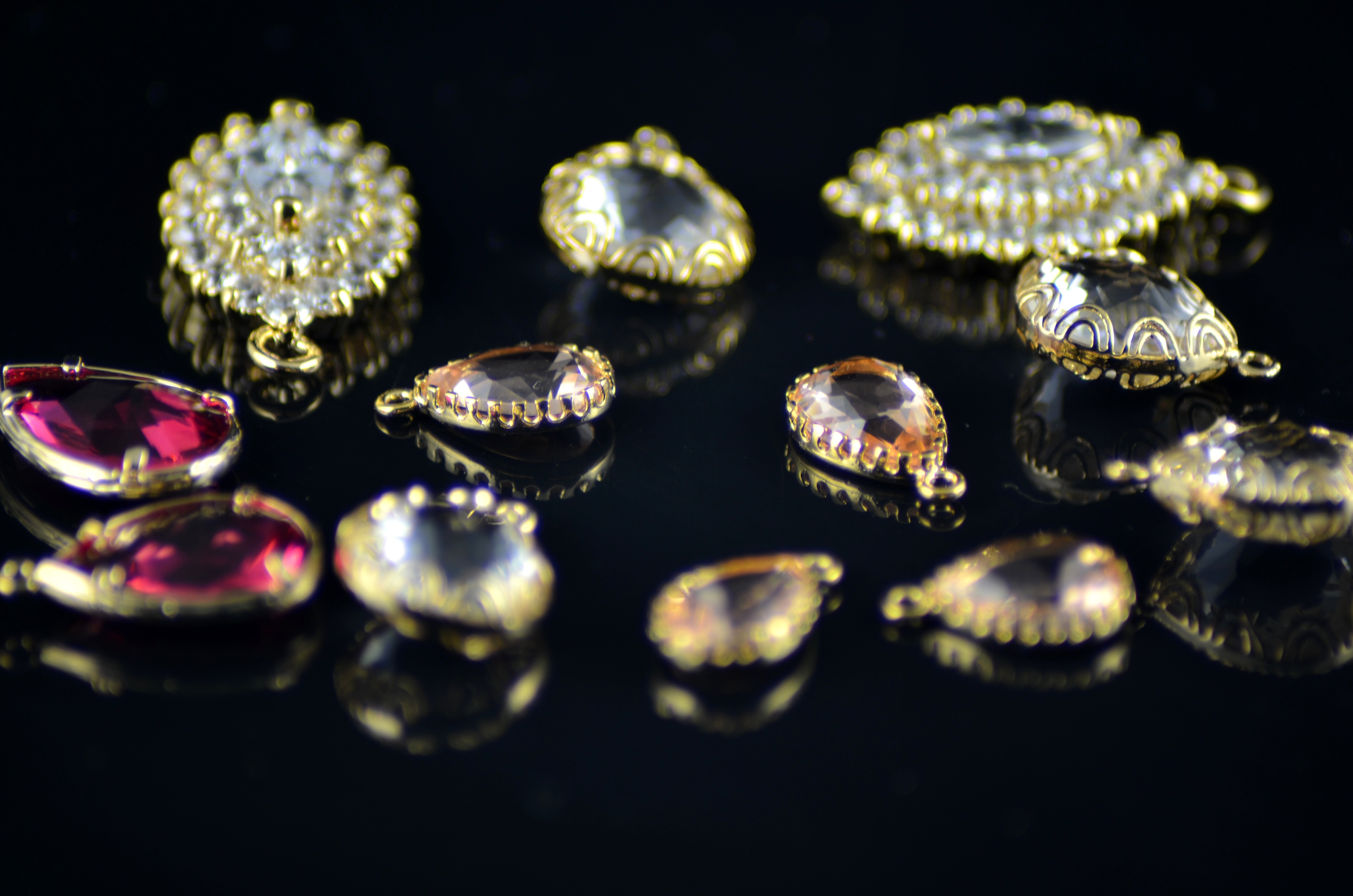 Gold jewellery with gemstones - value factors